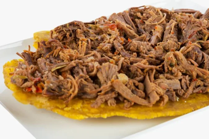 patacon-con-carne-desmechada_10_157500-162092458099835.webp